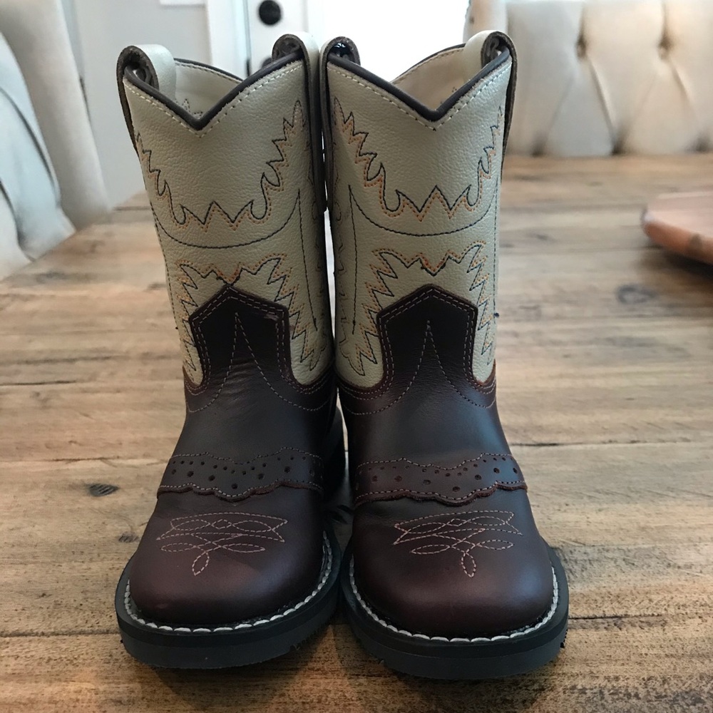 Boy toddler cowboy boots. Cody James brand size 5